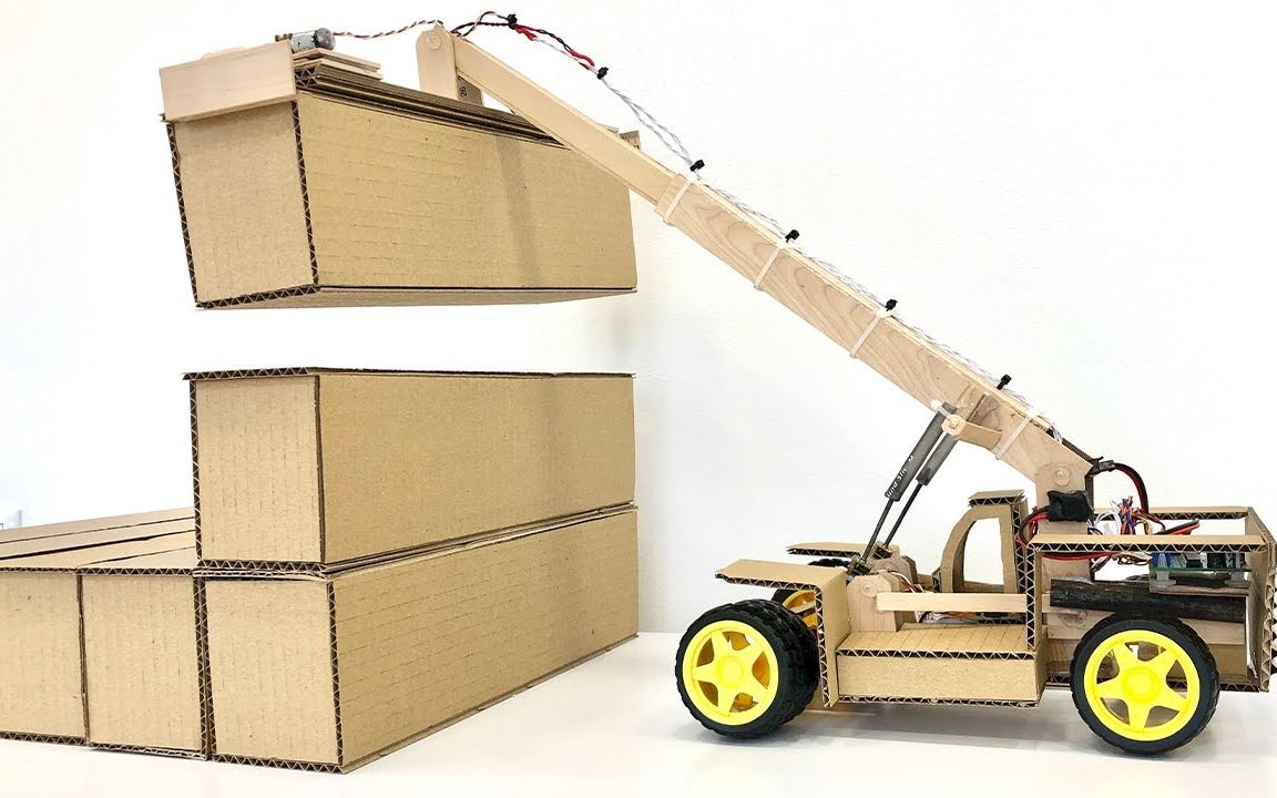 用纸板制作一个1:1集装箱装卸机车的模型