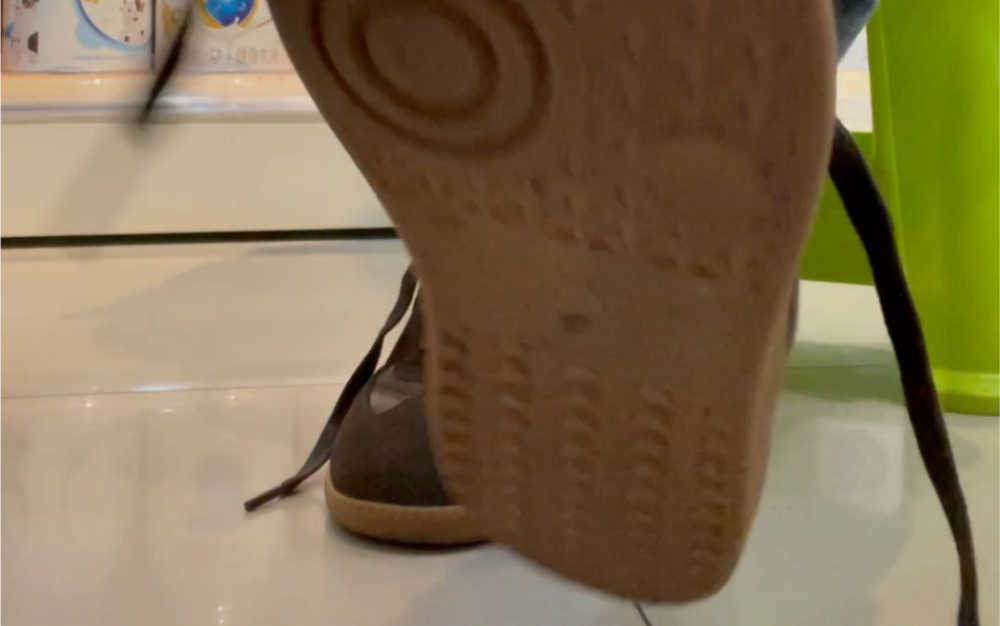 今天赏给你脏脏的鞋底