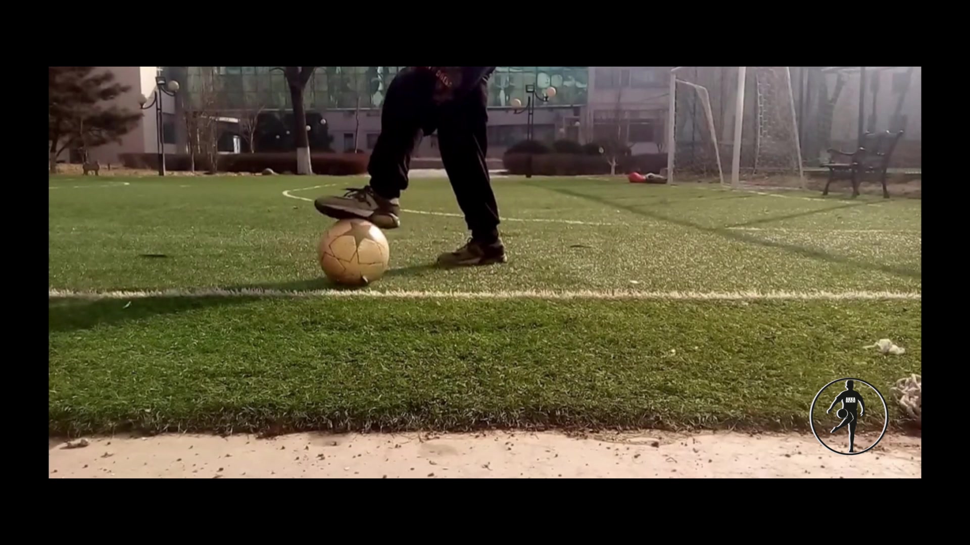 活动  街头足球(第一期):平地花式之双脚v字步拉球