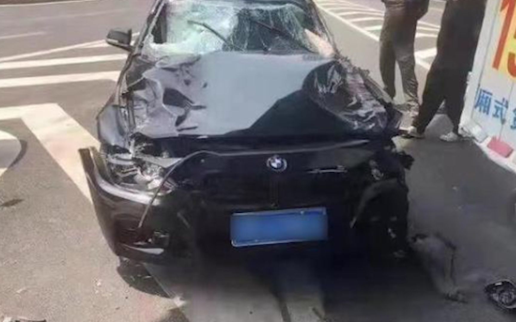 大连轿车撞人逃逸案嫌疑人排除毒驾酒驾嫌疑犯罪原因正在调查