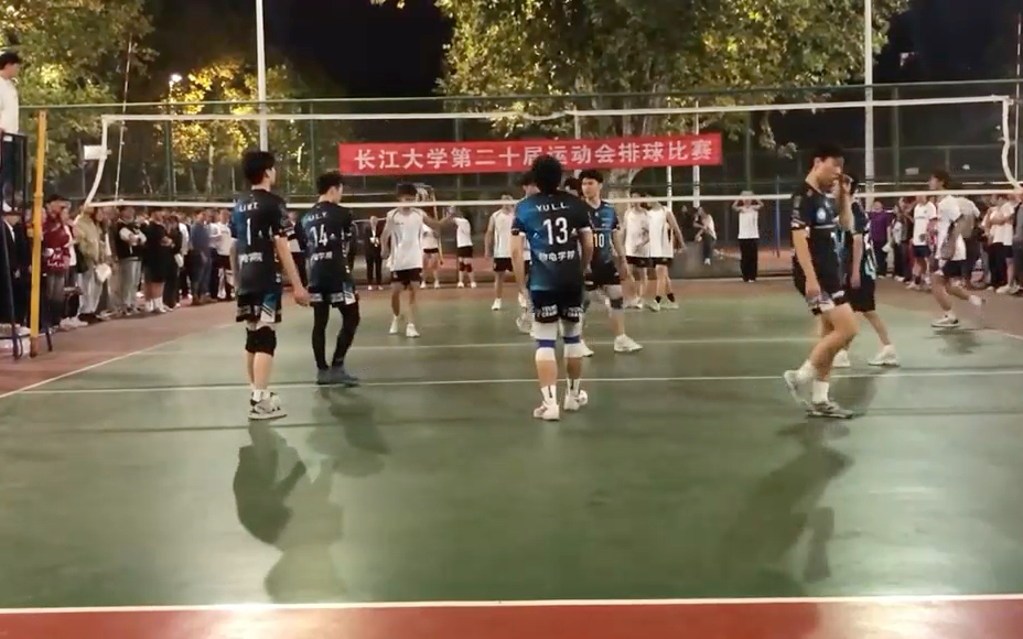 年轻的青春运动会翅膀在运动场上翱翔