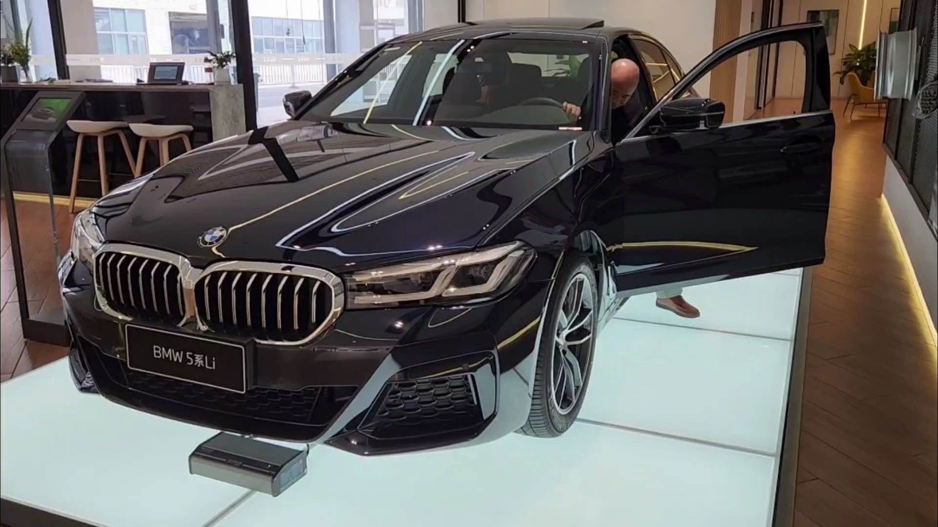 马上过年了,去4s店陪老爹看看宝马5系,优惠10万了,怎么样?