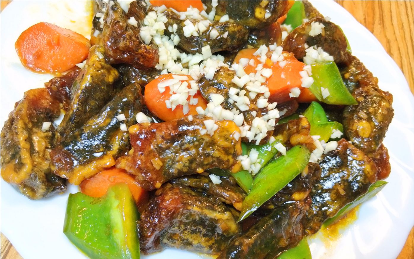 吃法,此菜扬松花之长,柔软滑嫩,补松花冬凉之短,焦酥干香,焦熘松花蛋