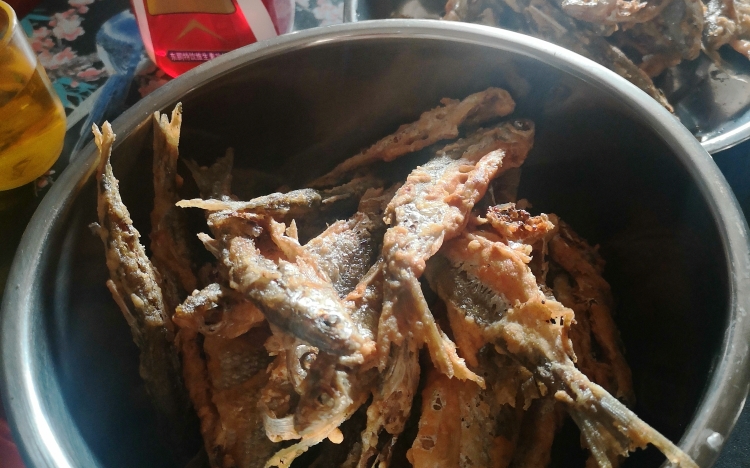 还是爱吃炸小酥鱼,尤其是家里做的炸小鱼