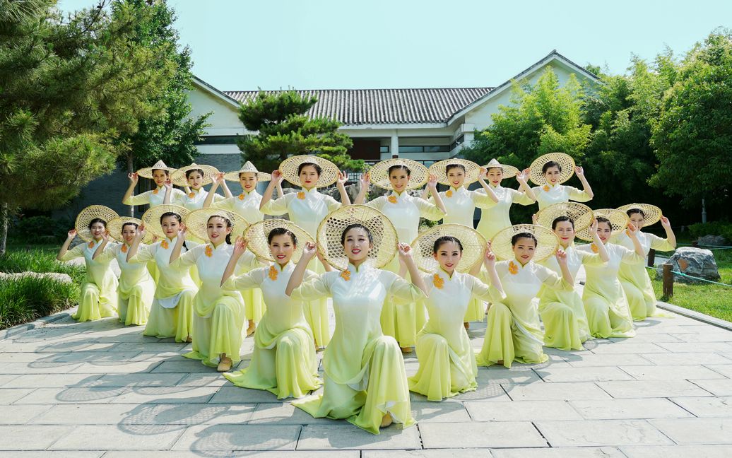 [图]【单色舞蹈】新国风舞蹈《我家住在桃花山》超清新的中国舞