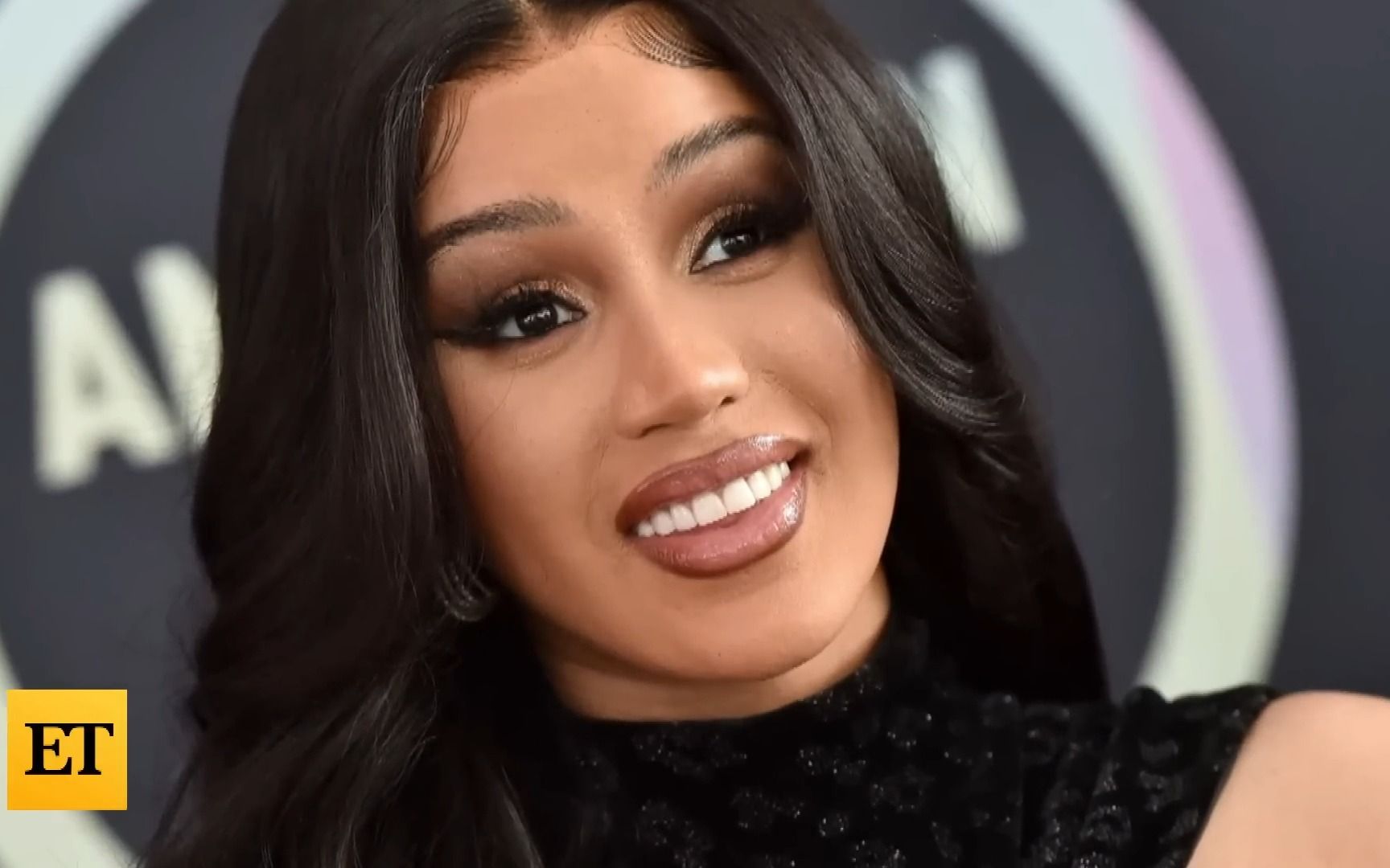 【cardi b】非常喜欢自己的脸部的新纹身!