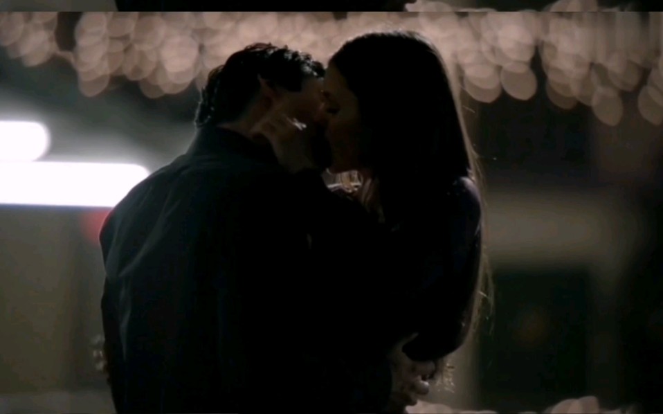 这段太燃了!!!Elena主动Kiss Damon哔哩哔哩bilibili