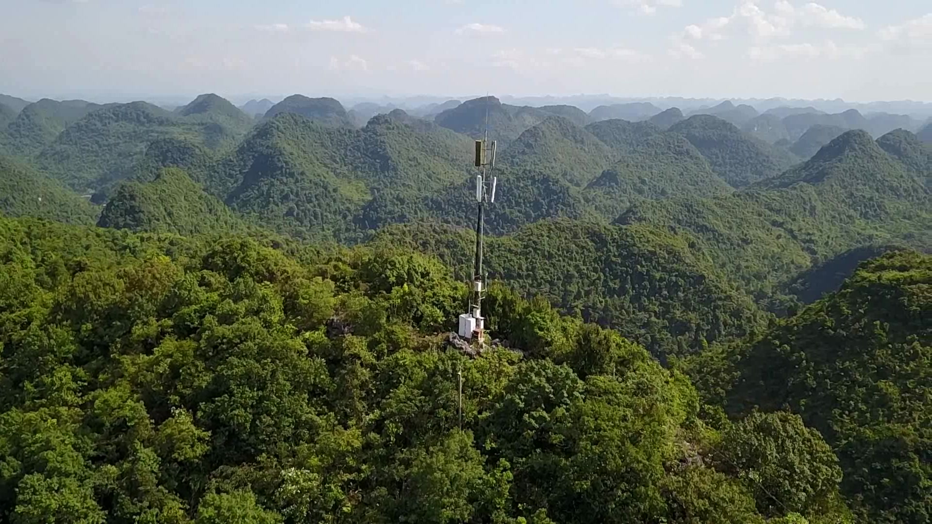 航拍广西南宁市边远地区山顶上的5G信号塔,一个屯两个基站哔哩哔哩bilibili