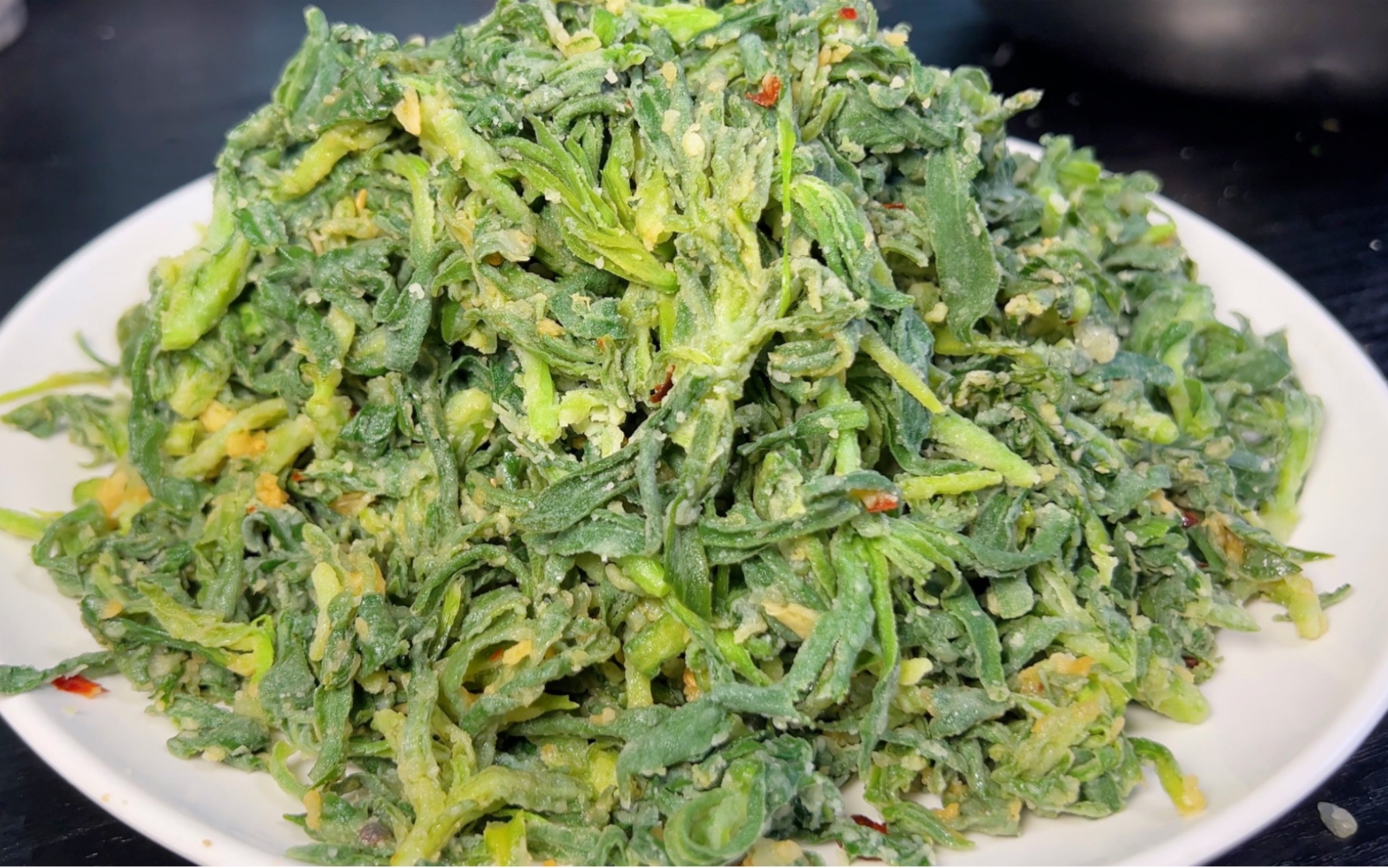 春天是吃野菜的季节,地里挖点野菜,做个蒸菜吃,又嫩又软真好吃