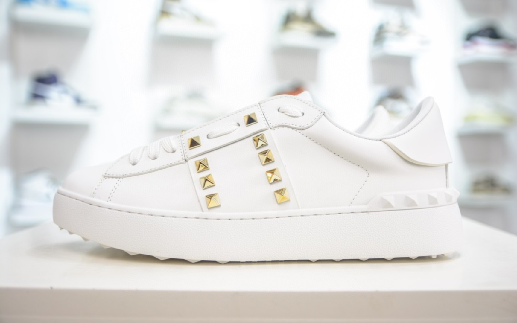 valentino 华伦天奴休闲铆钉小白鞋2024最新款