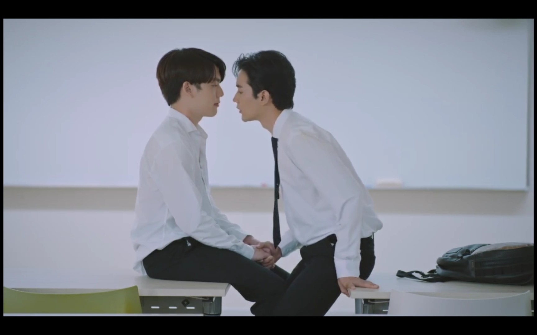 泰剧[谁的青春不乱爱]ep5学弟也太会了,亲吻疗伤法