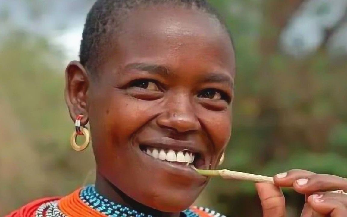 非洲人皮肤那么黑,为啥牙齿这么白?看看他们刷牙方式就懂了!