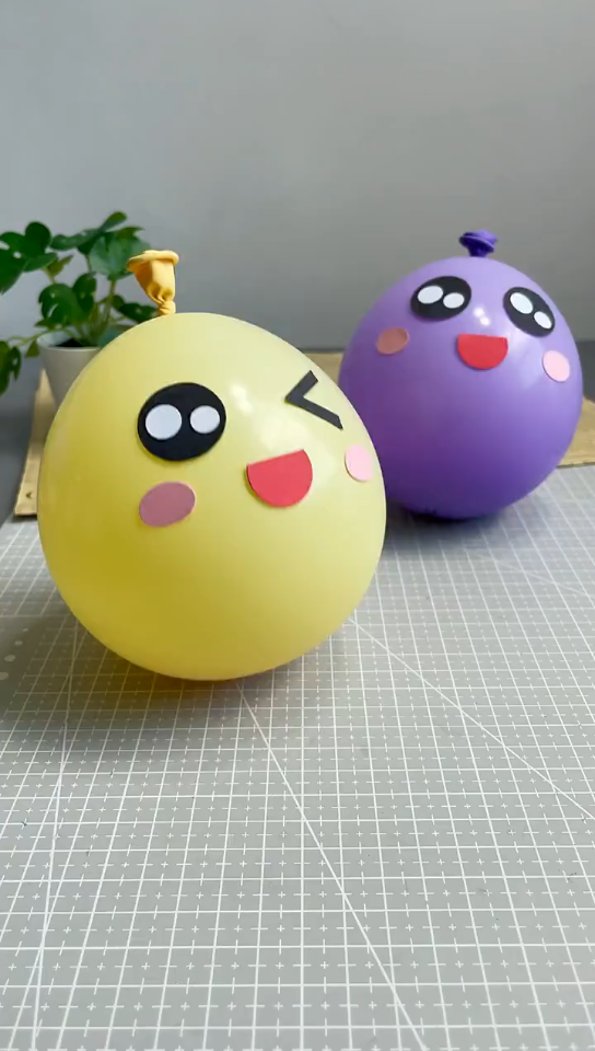 暑假给孩子做一个气球不倒翁玩玩吧,非常简单哦. 互粉互赞.