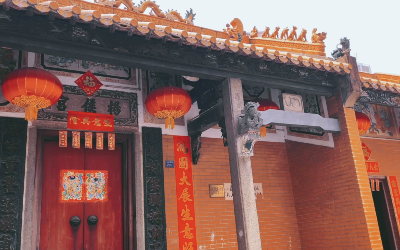 深圳信仰高楼缝隙间的香火石厦杨侯宫