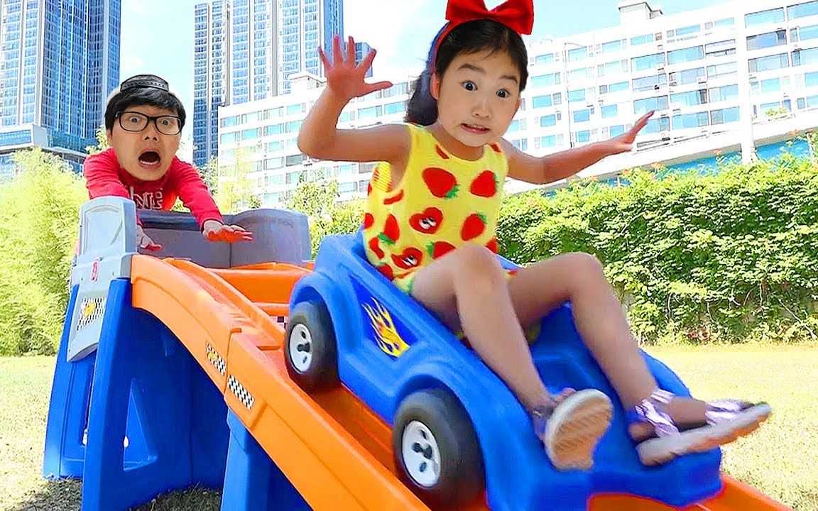 宝蓝和朋友们在室外玩风火轮滑梯,大家轮着来,真是太有趣了!