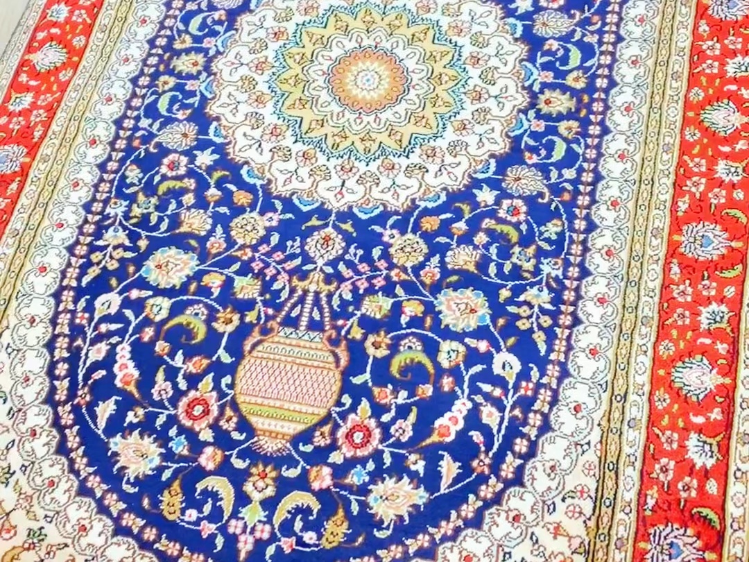 经典大奖章图案手工波斯地毯,采用真丝编织,色彩鲜艳,光泽度高.