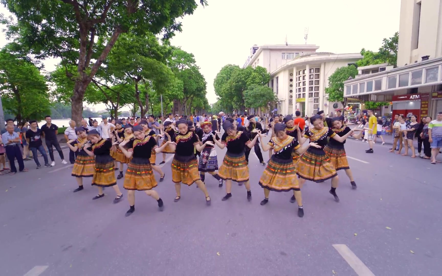 [图]ĐỂ MỊ NÓI CHO MÀ NGHE - HOÀNG THÙY LINH Dance Cover by C.A.C