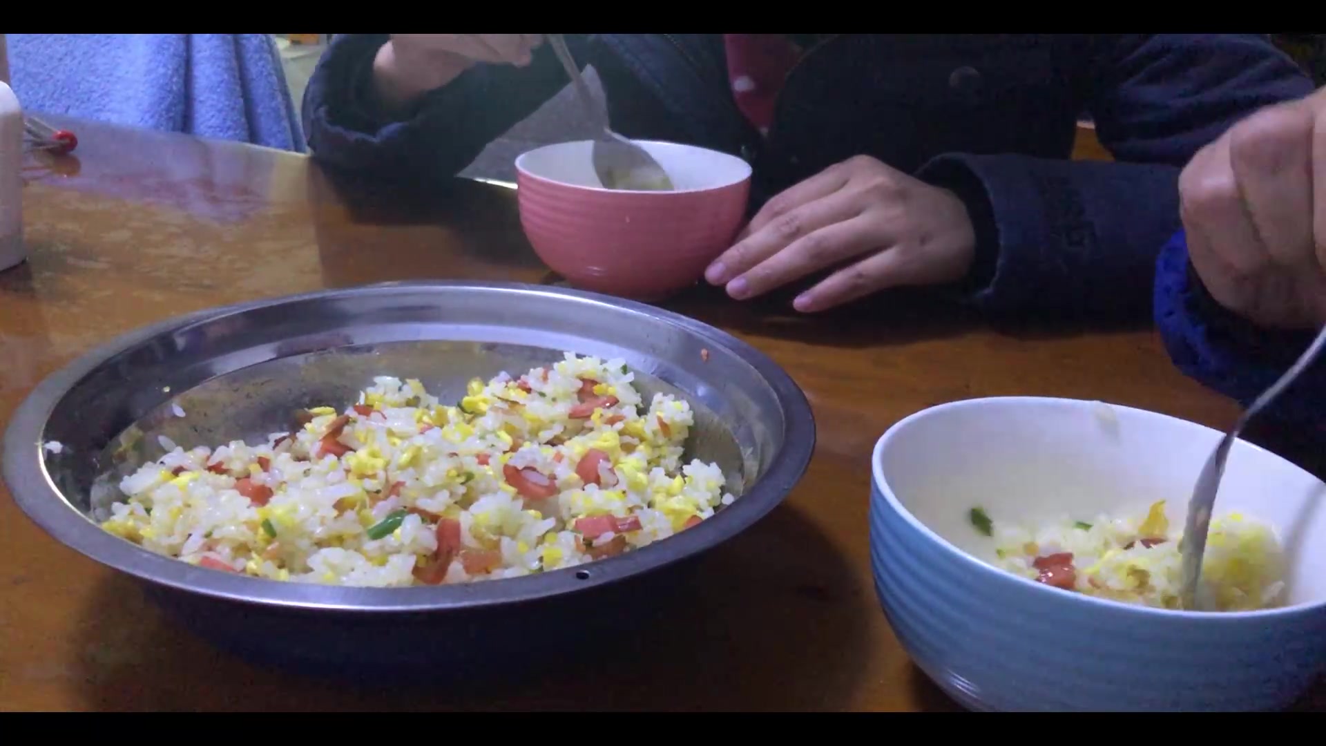 年轻夫妻失业在家的日常生活,今晚做个蛋炒饭,火腿肠炒饭