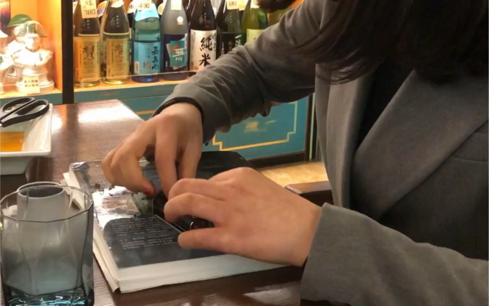 姐用长城展会上提供的未上市烟丝试卷手卷烟中间不用功把她手机没收了