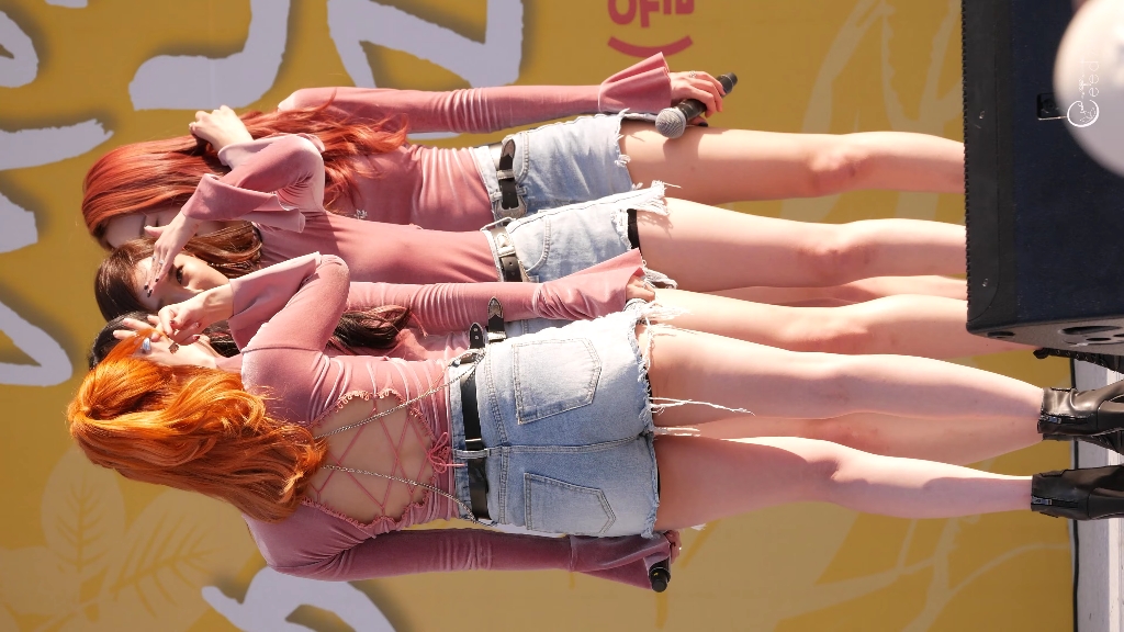 韩国女团美腿牛仔裤热舞