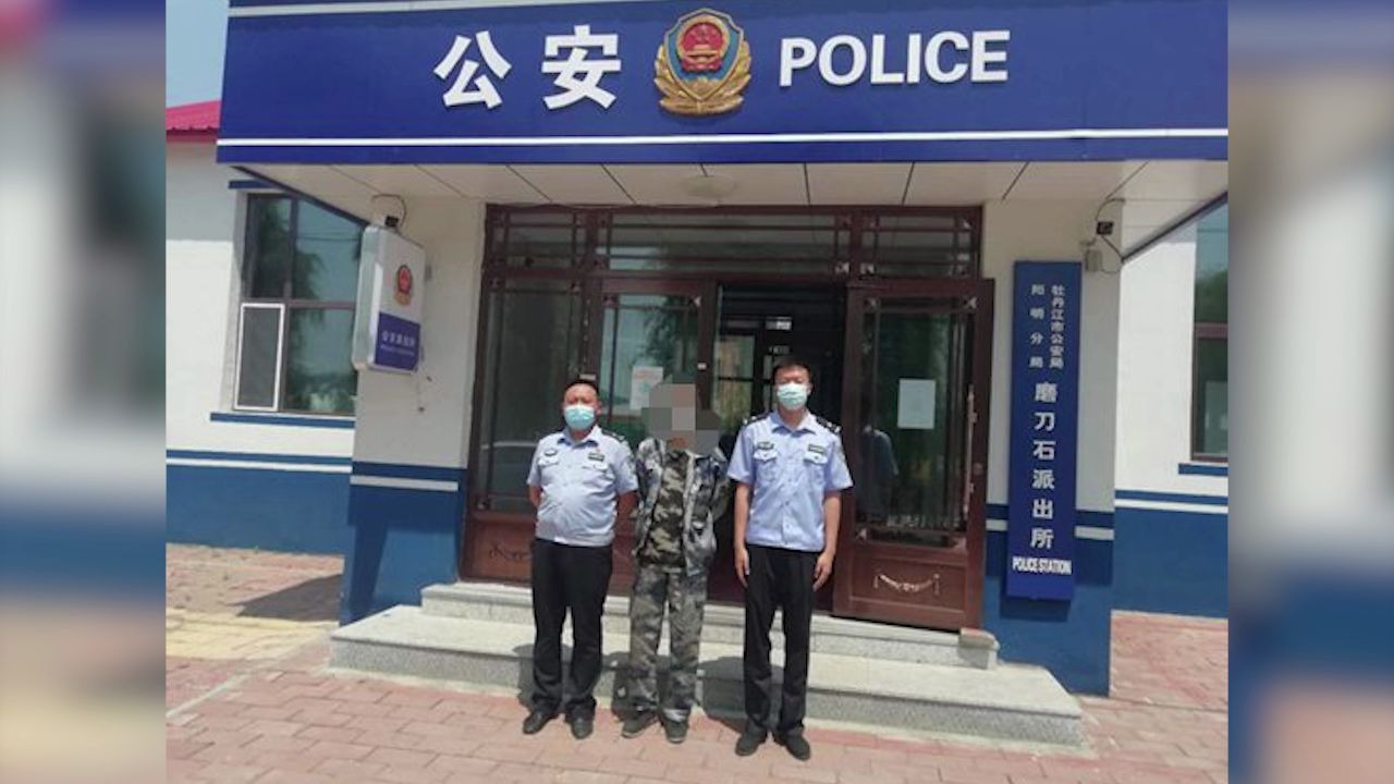 [图]男子酒后报假警辱骂接警员，只为坐警车回家。民警表示：警车可以坐，但回家，不可能！