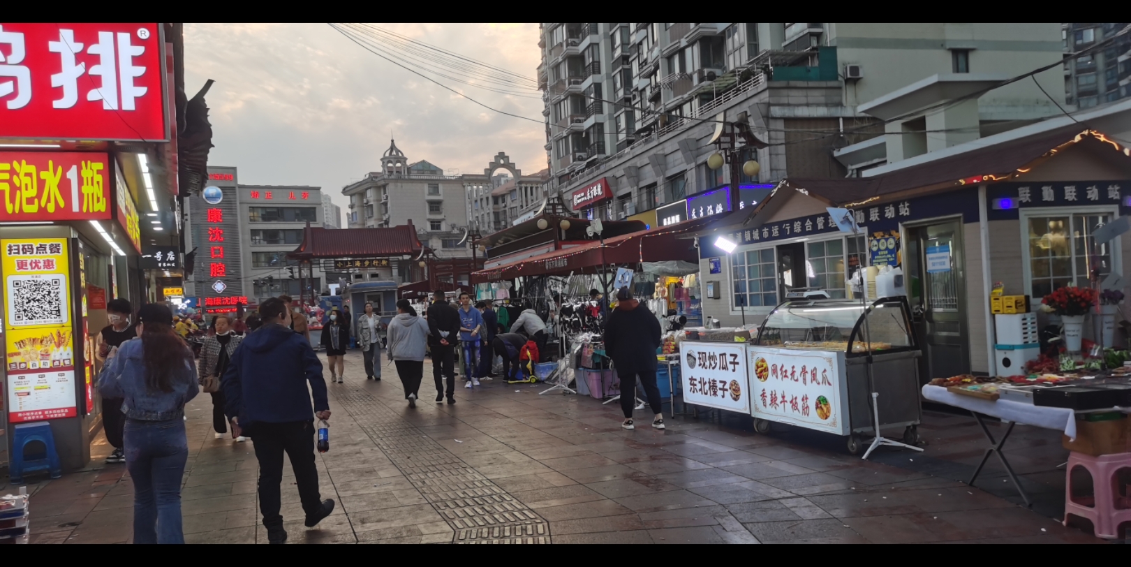 上海小上海夜市 真不错啊 很好的夜市 吃喝玩乐都有 好多小吃 吃饱了