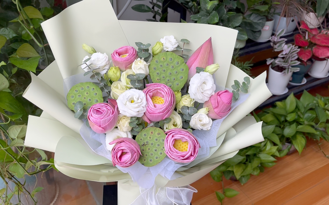 荷你相遇,荷其幸运.荷花花束