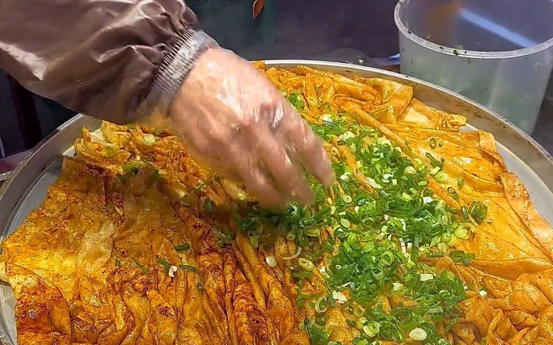 东北街头找到了撒满葱花的褶子酱香饼! #酱香饼