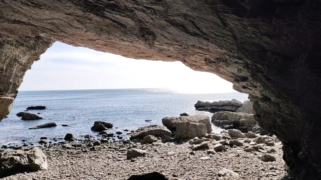 [图]大连海边发现神秘海蚀洞，落潮才能看见，景色太美了