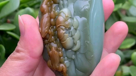 和田玉俄碧粉青带皮把件欣赏