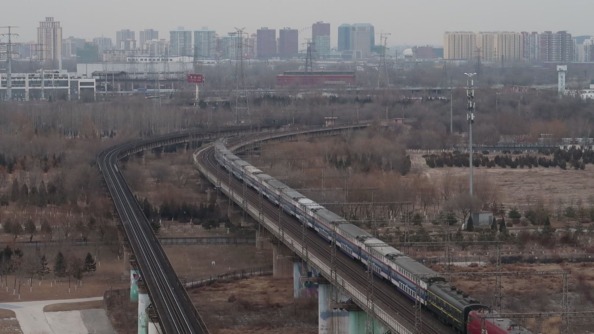 t55次(天津西→宝鸡)hxd3d牵引双层25k车底通过西长线永定河大桥,接近