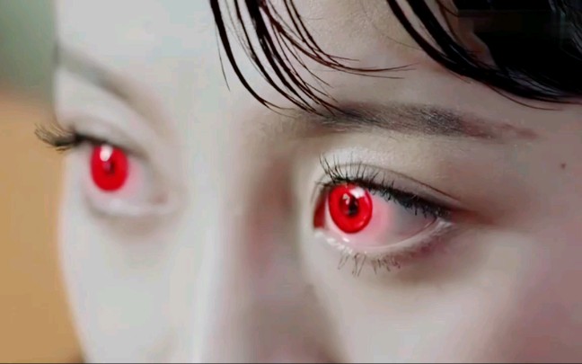 美女眼睛变色一个眼神就催眠了男子