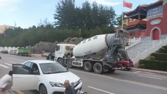 水泥搅拌车通过平定南关广场合集