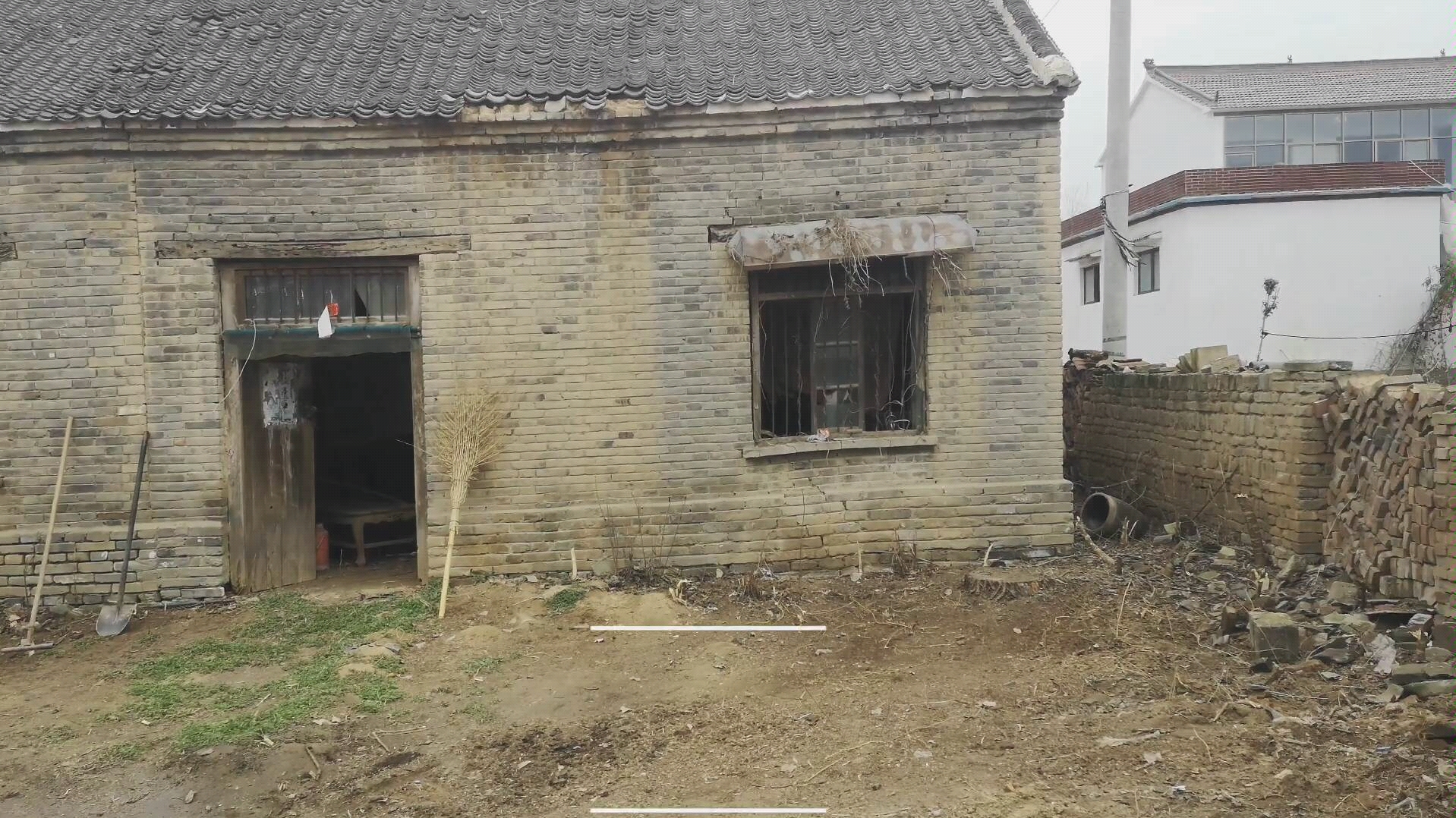 还记得老家的老房子吗,他已经如此的破旧了,曾是养育我们的地方.