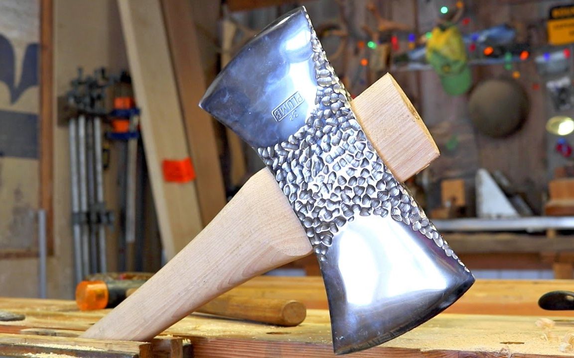 俄罗斯大叔得到一把钻石级斧子为这把斧子做把手可费大力气了