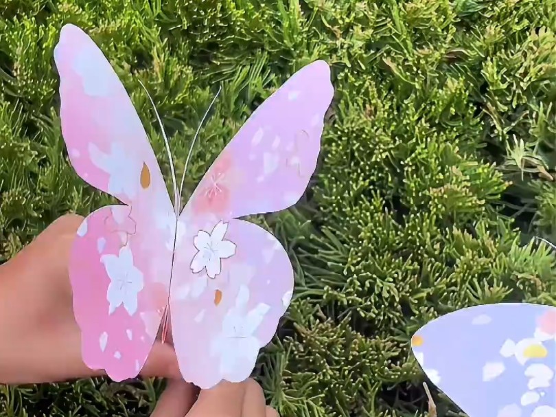 用折纸跟孩子一起做一个好看又好玩的蝴蝶手工吧!