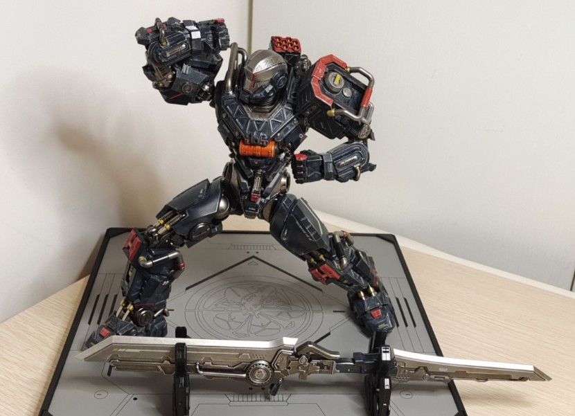 男孩的快乐很简单灵笼马克专用机破晓,出自动画中的猎荒者指挥官机甲