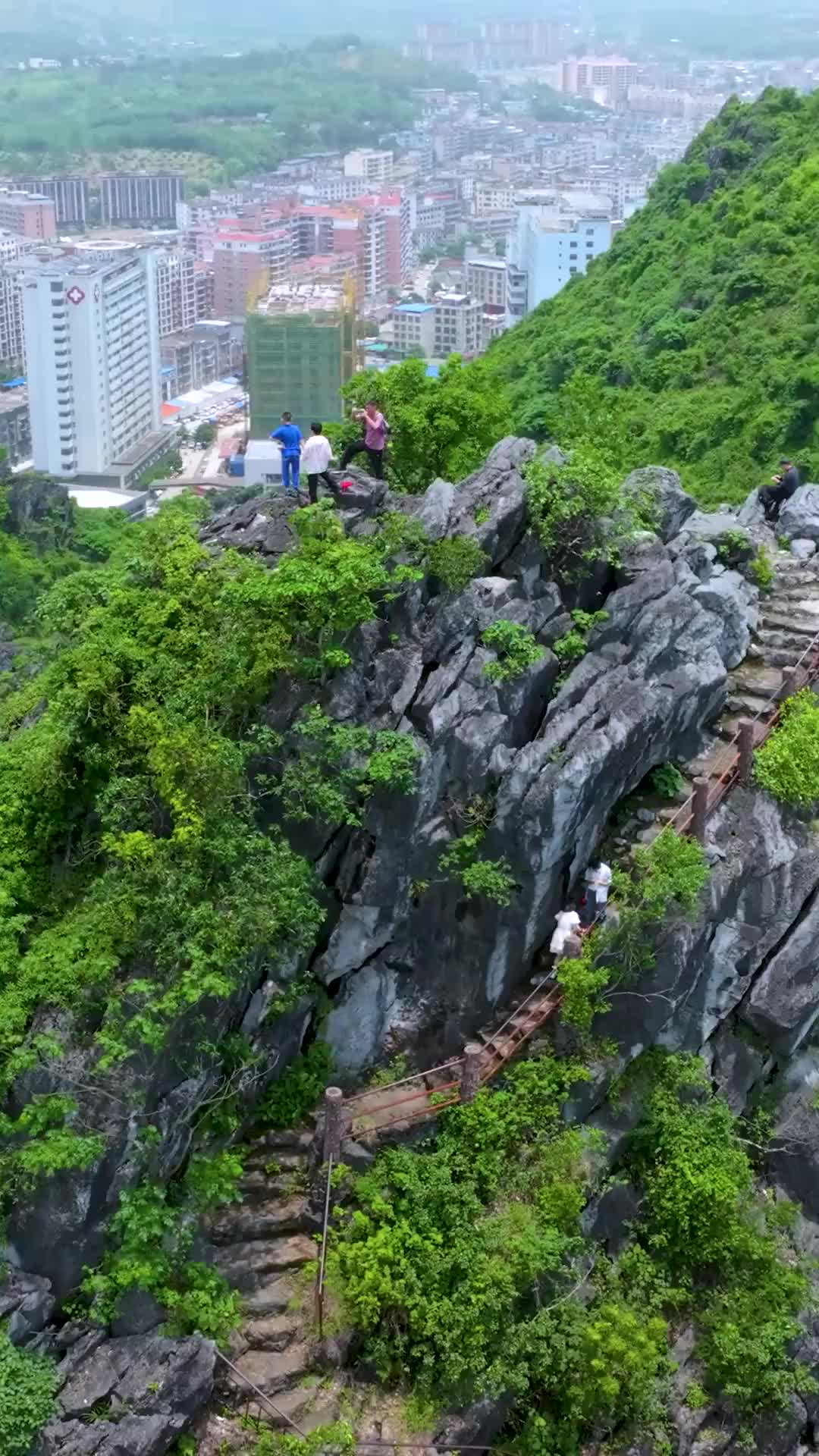 灵山县城的六峰山公园共有6座峰你知道这是什么峰吗航拍中国灵山哔哩哔哩bilibili