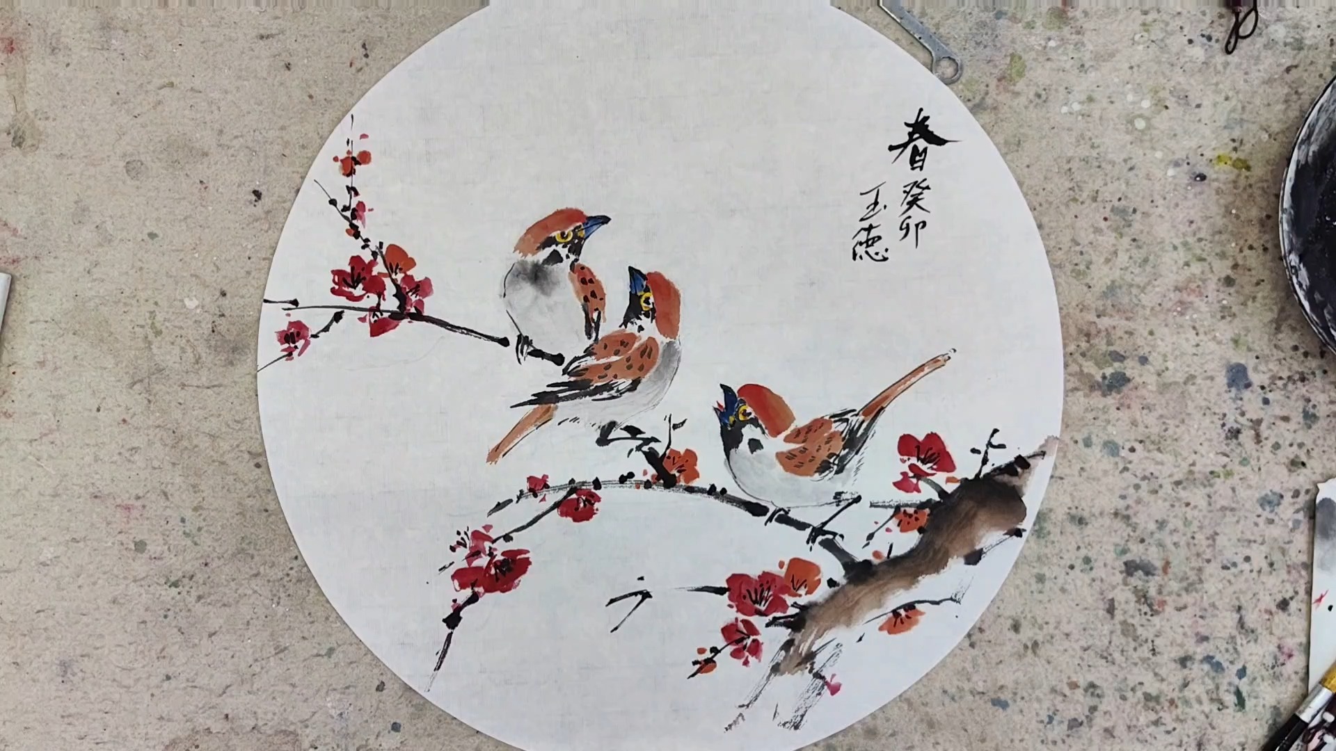 《梅雀图》梅花与麻雀组合,圆形构图画面饱满