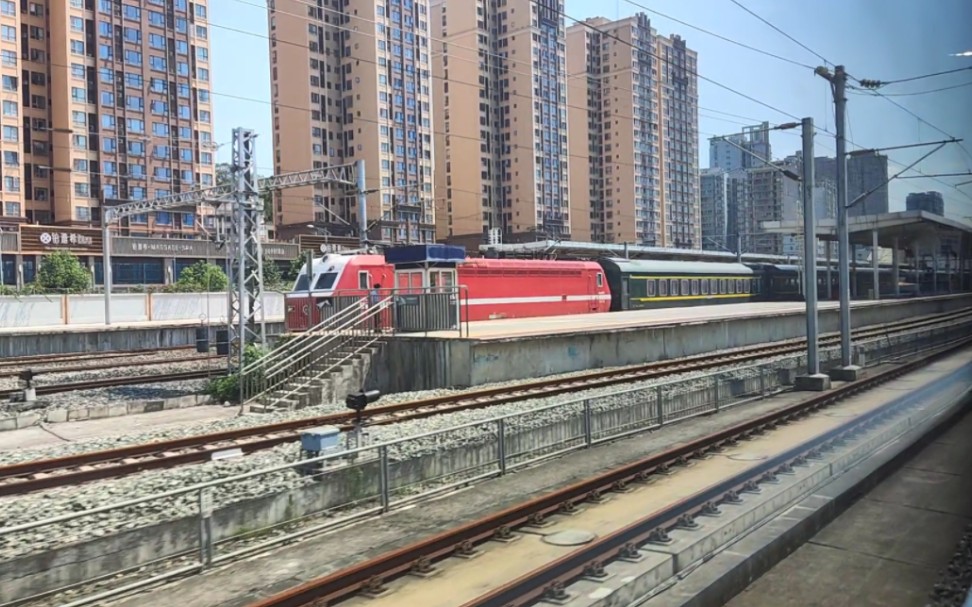 g3290次列车驶入绵阳站.