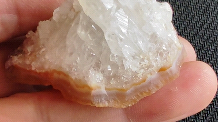 雪山——戈壁玛瑙与水晶共生