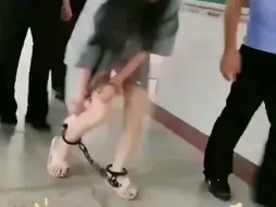 Скачать видео: 真实版重装押解，看来美女犯罪不轻啊！