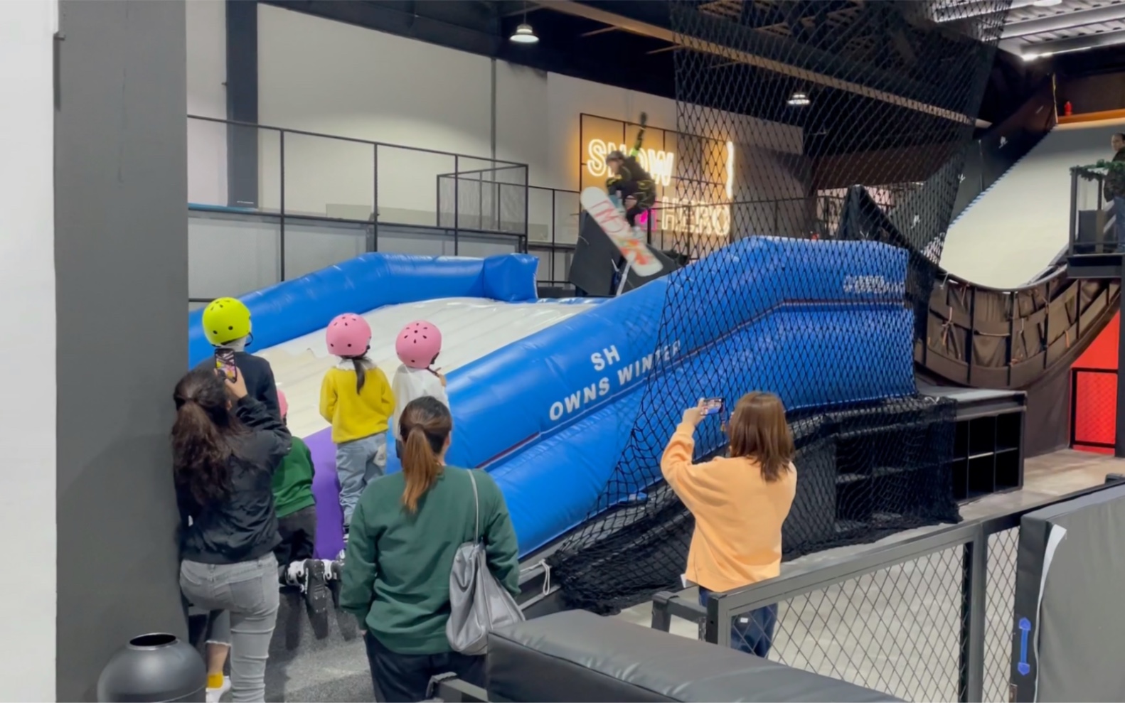 打卡魔都最大的室内旱雪滑雪场都有跳台了