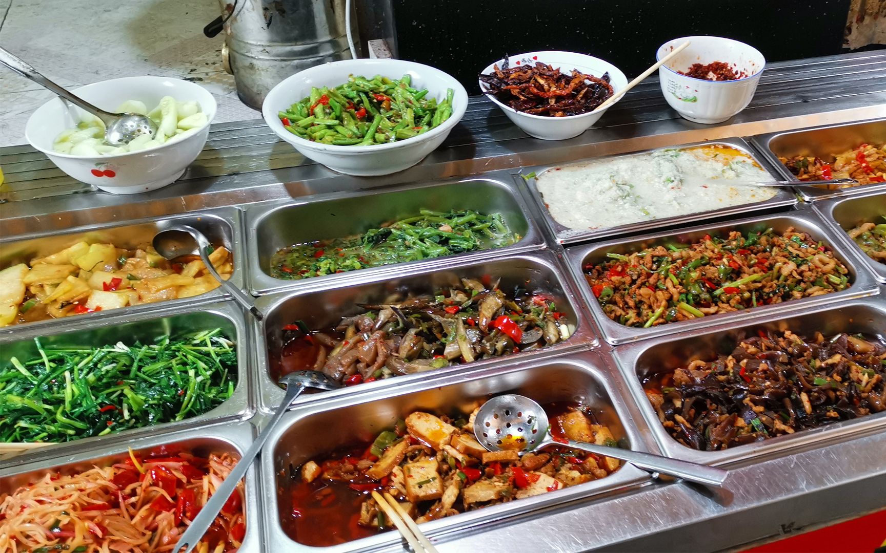 这种大碗饭10块钱管饱管够,还有汤和稀饭随便吃,阿哥吃的满头大汗