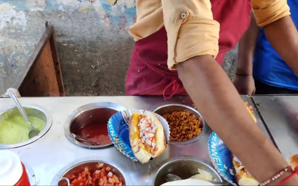 印度版的热狗虽然里面没香肠但是给的料很丰满
