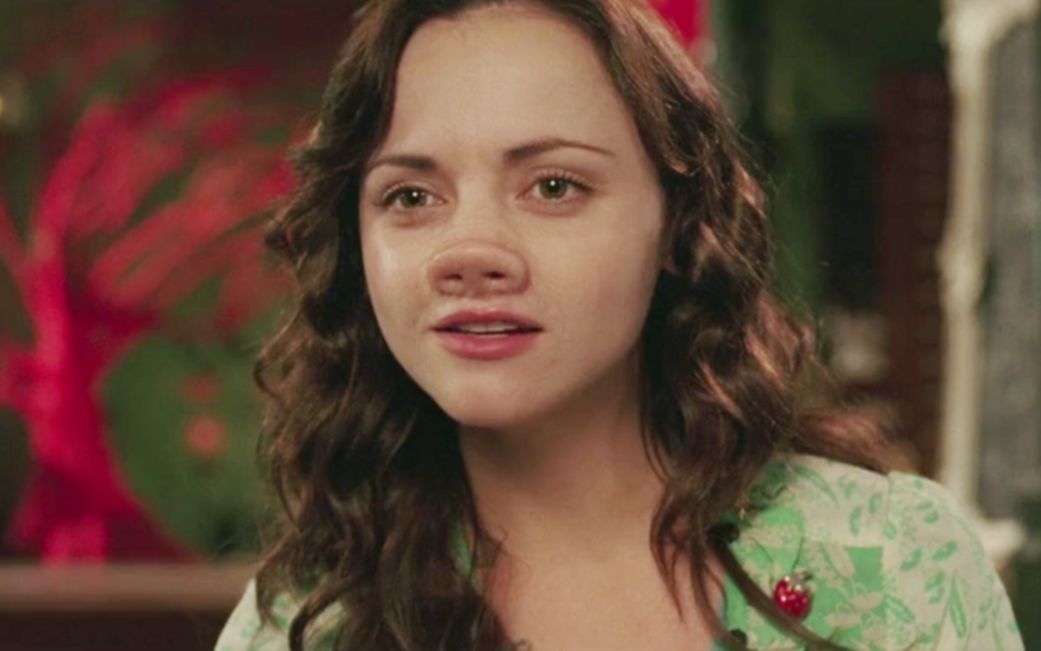 女孩长了个猪鼻子,不愿出门见人,但男孩子们却排队来求婚