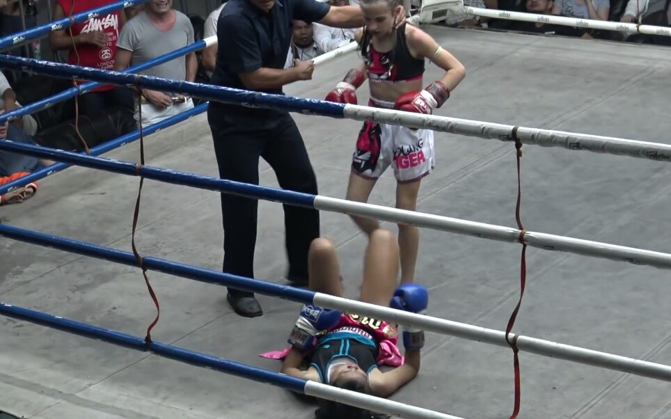 【泰国小学生职业泰拳赛】(碾压)(ko)Jodie Mccarthy(11岁) vs Kulabdam Sit.Sor.Tor.Lek哔哩哔哩bilibili