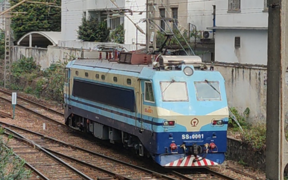 【中国铁路】广铁广段ss8-0001担当t151次列车到达机入库广州机务段