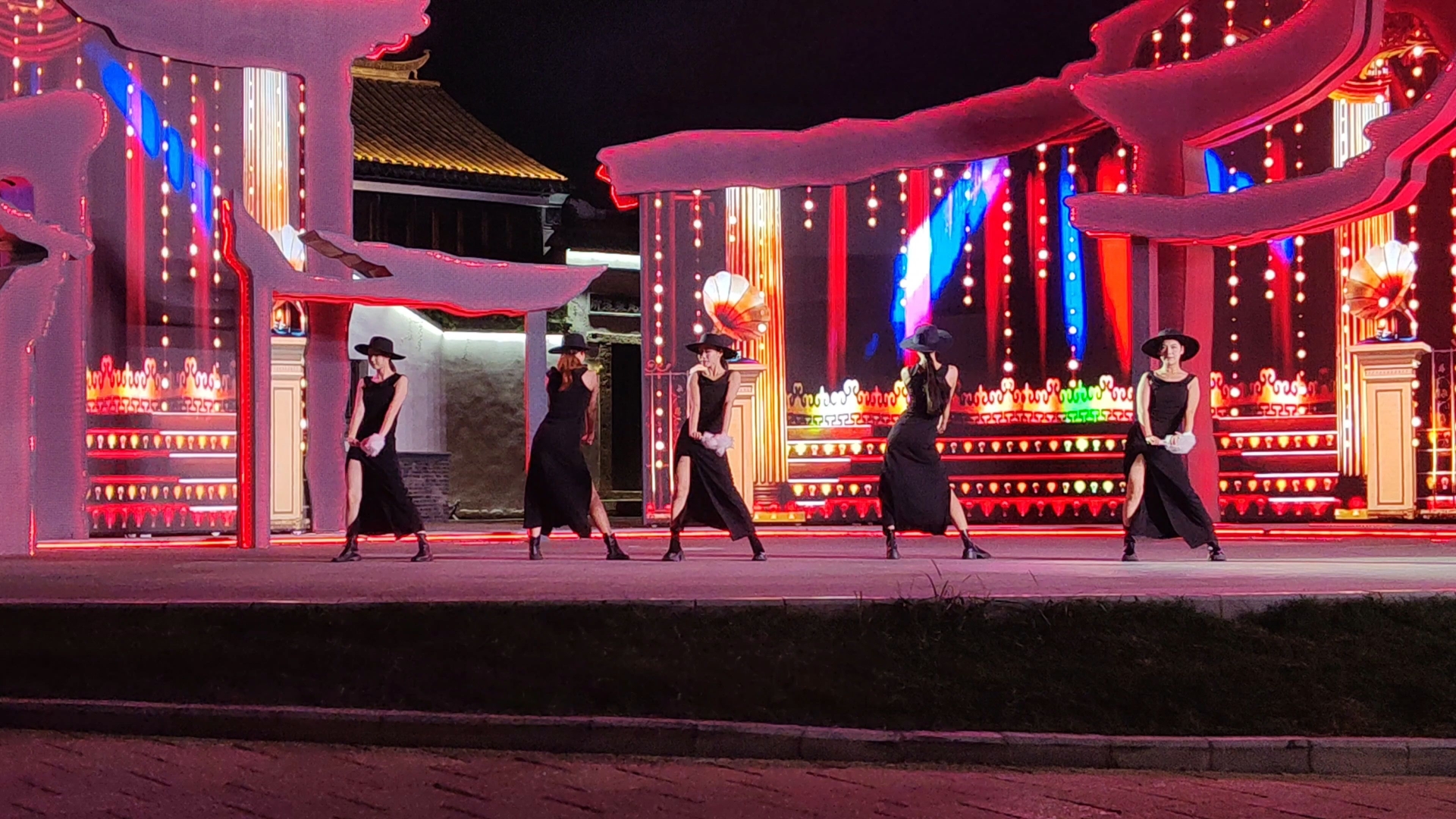 无锡偶遇的漂亮舞台！小姐姐们的舞蹈很惊艳