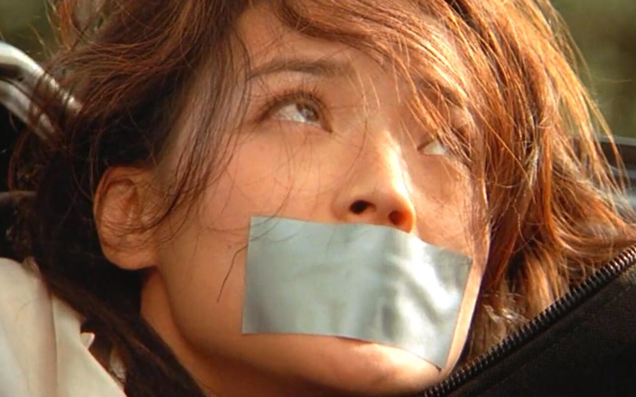 快递小哥开豪车送货,发现包裹会动,打开一看是个美女